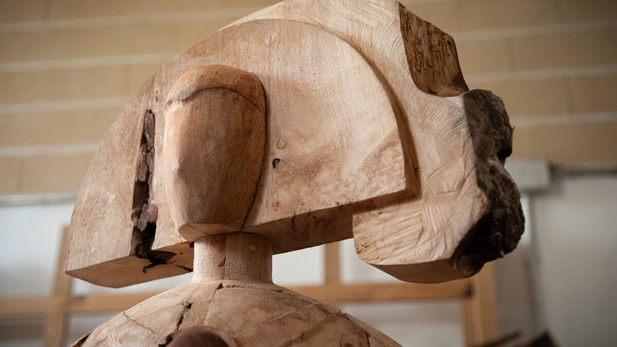 Talla de madera. Menina. Detalle