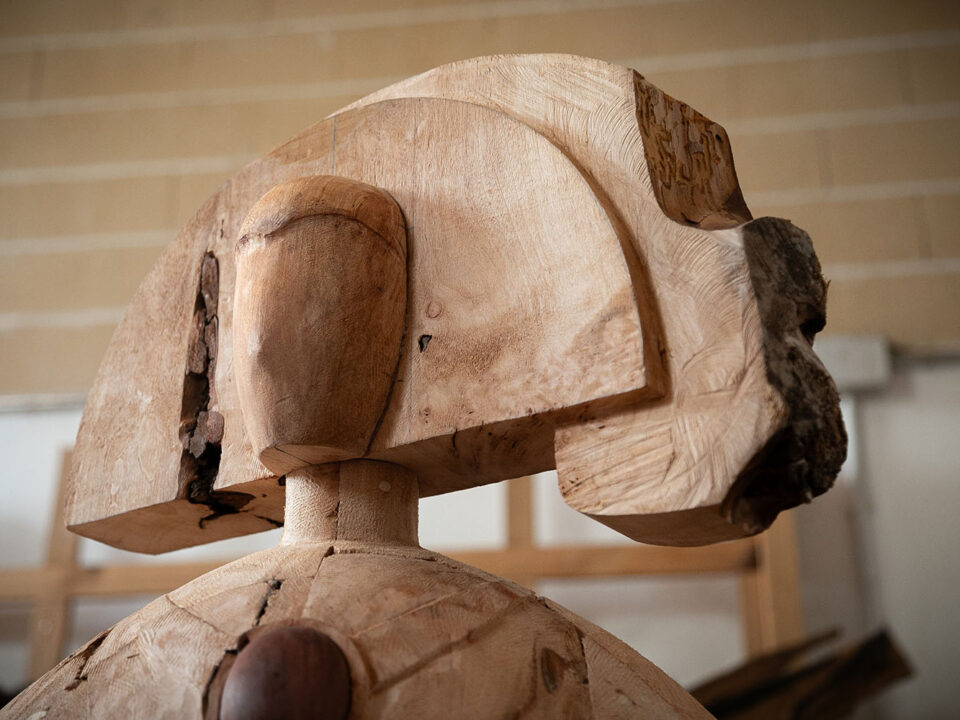 Talla de madera. Menina. Detalle