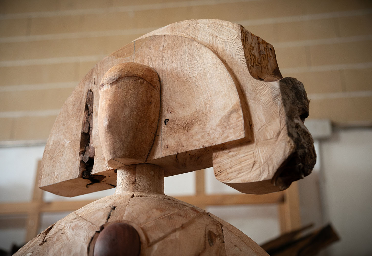 Talla de madera. Menina. Detalle