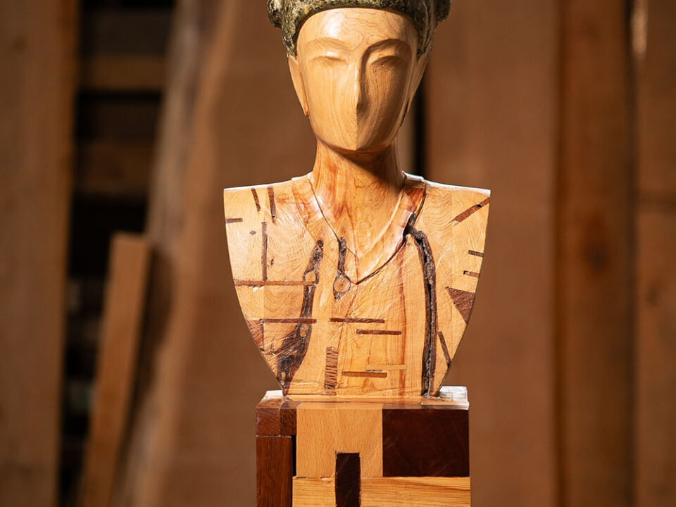 Talla en madera. Imágenes del bosque. Imagen I. Sabina. Estuco y policromía. Peana incorporada con múltiples maderas. 23x147.5x23cms. Gubiarte