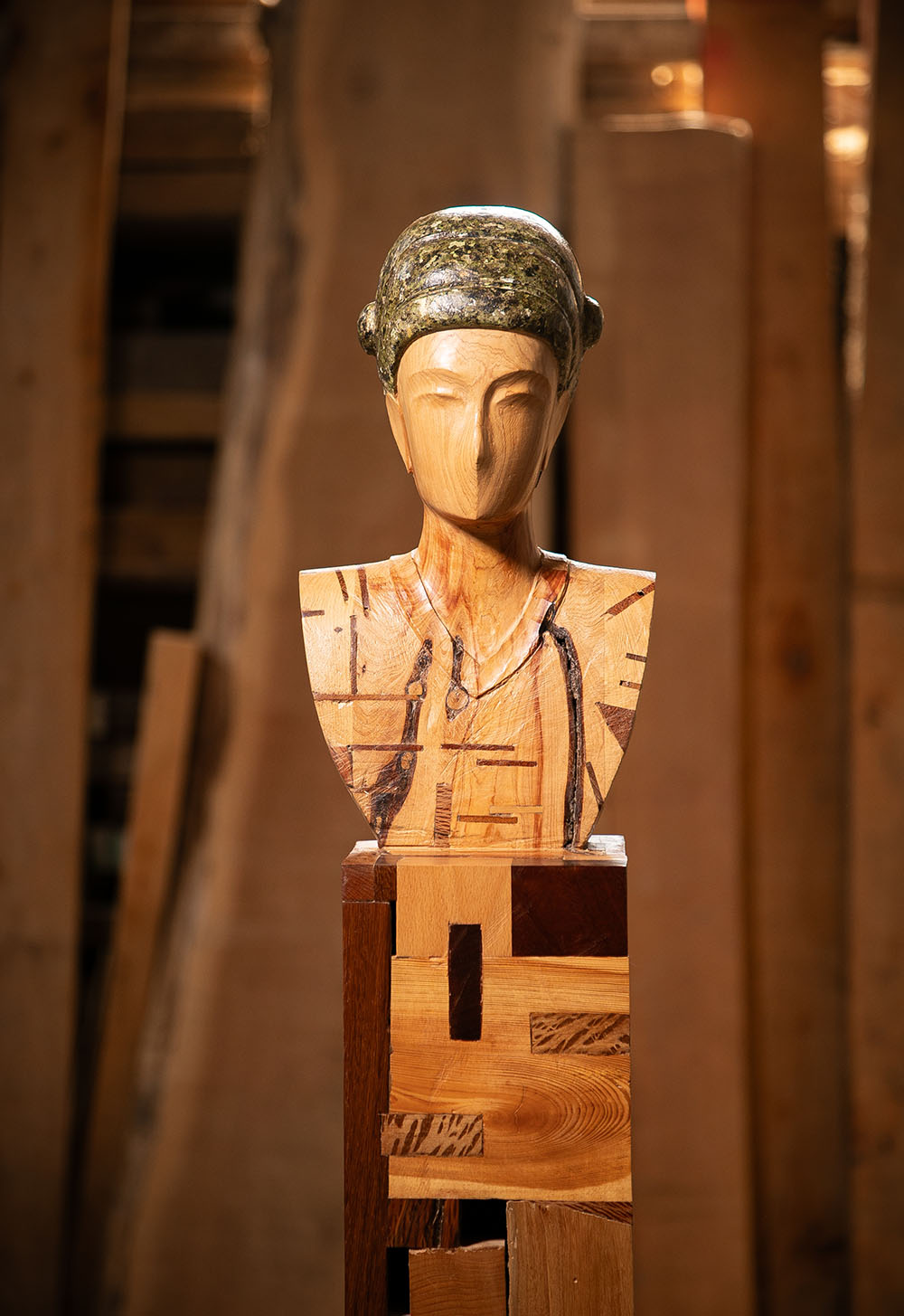 Talla en madera. Imágenes del bosque. Imagen I. Sabina. Estuco y policromía. Peana incorporada con múltiples maderas. 23x147.5x23cms. Gubiarte