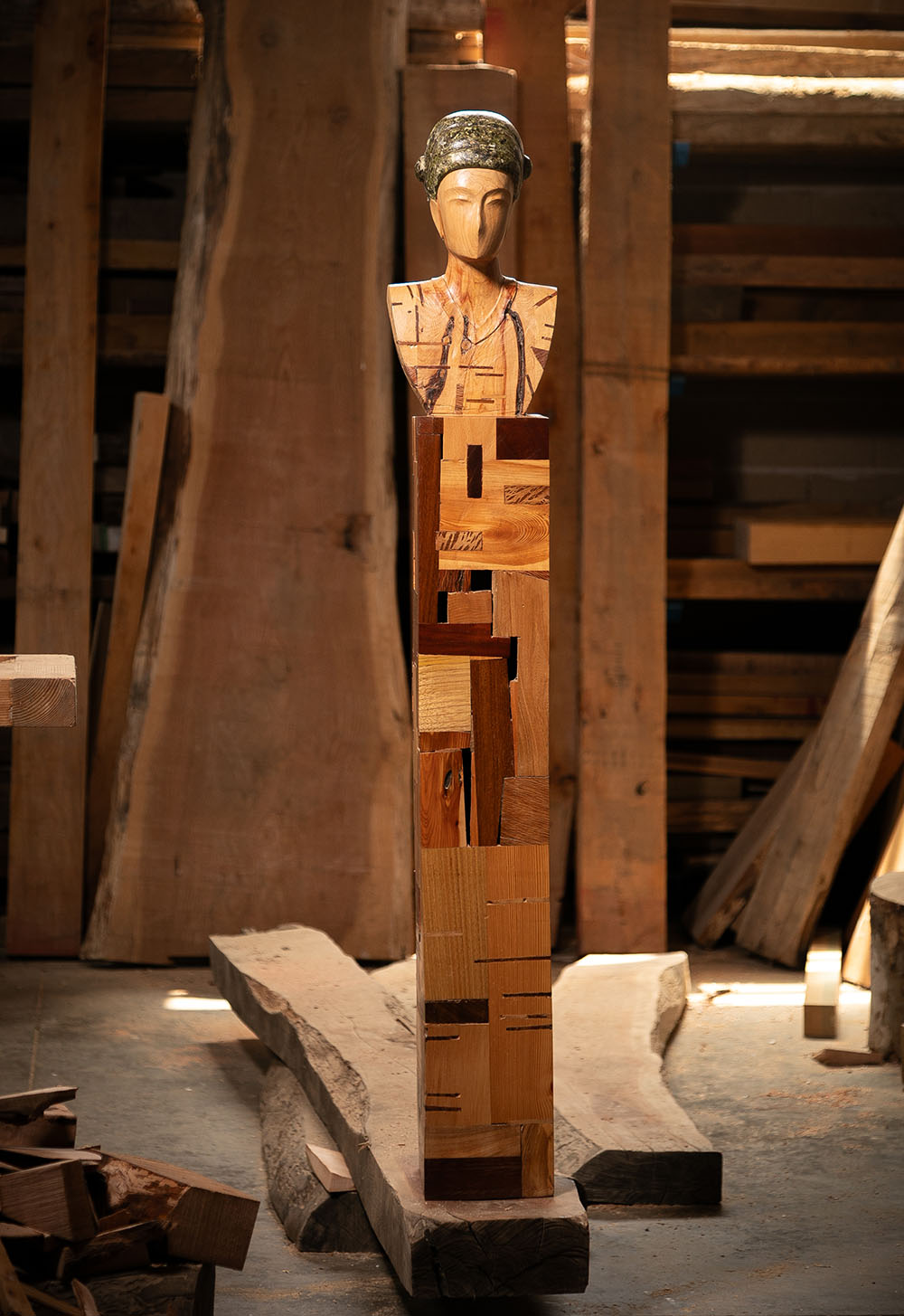 Talla en madera. Imágenes del bosque. Imagen I. Sabina. Estuco y policromía. Peana incorporada con múltiples maderas. 23x147.5x23cms. Gubiarte