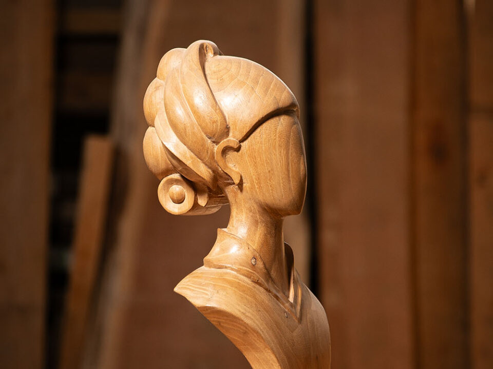 Talla en madera. Serie Imágenes del bosque. Helena. Olmo. 20.5x40.5x19cms. Gubiarte