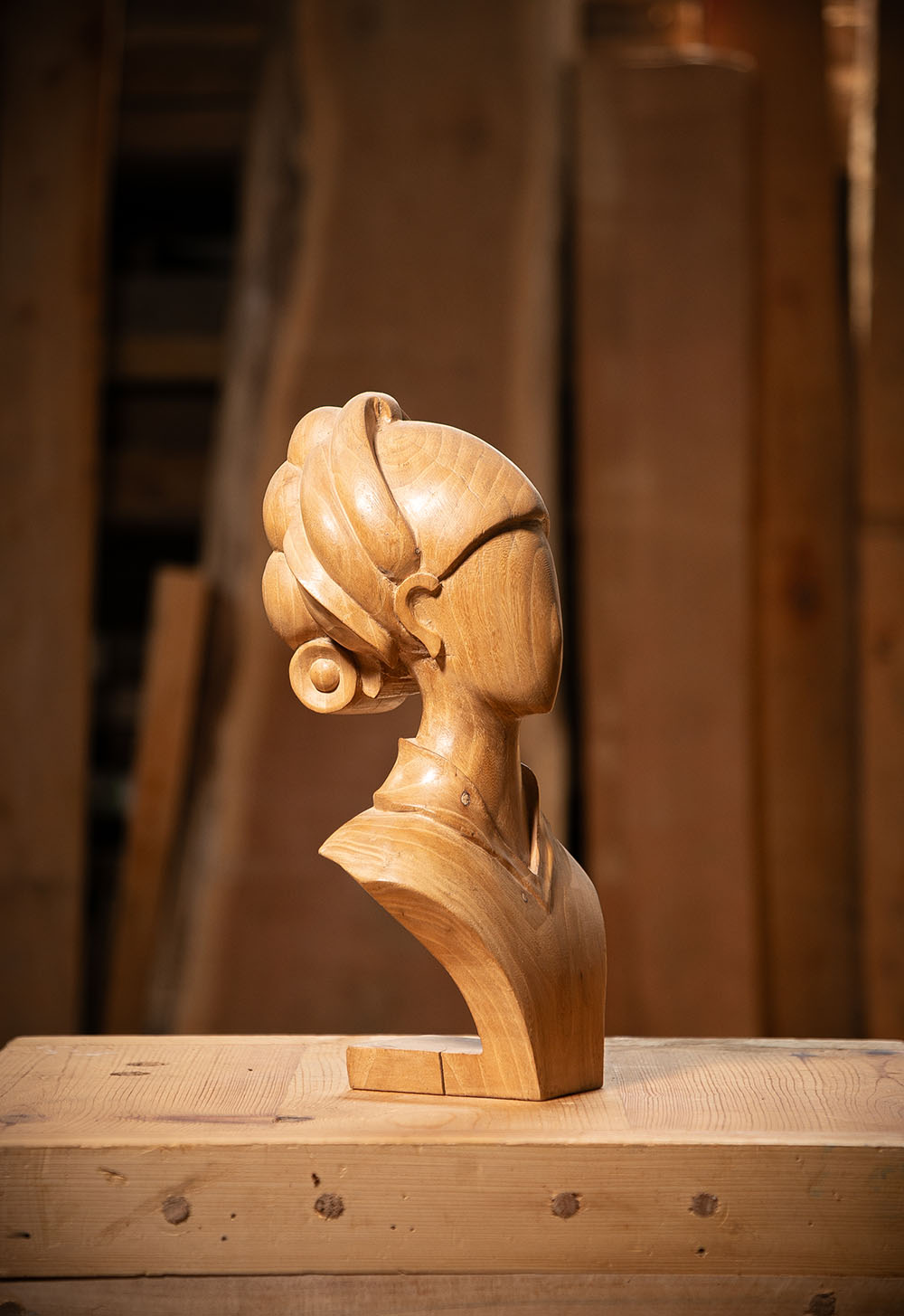 Talla en madera. Serie Imágenes del bosque. Helena. Olmo. 20.5x40.5x19cms. Gubiarte