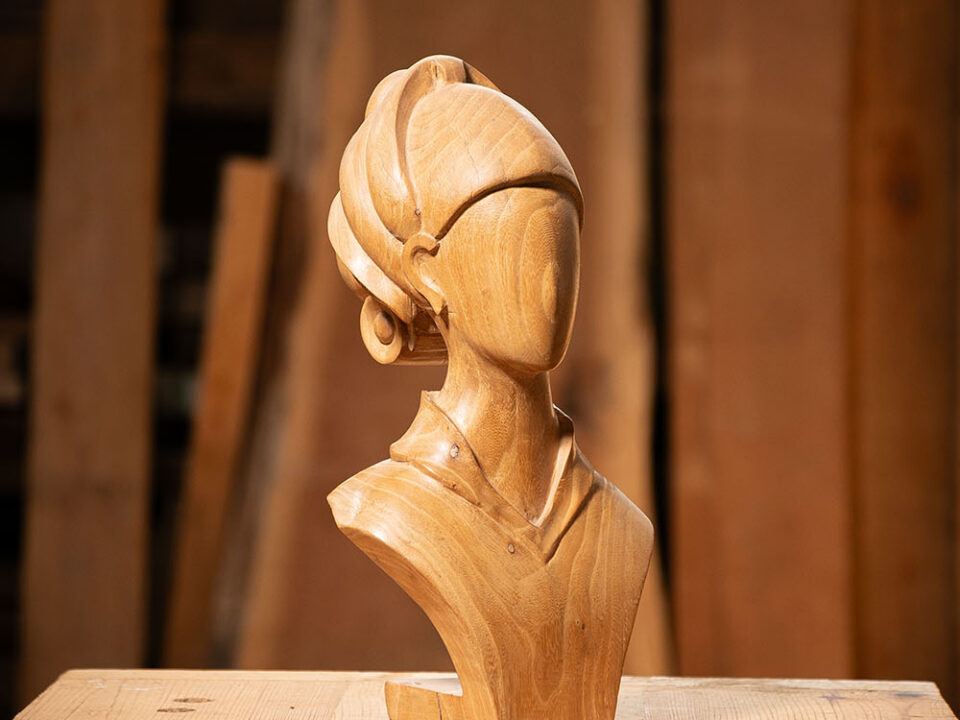 Talla en madera. Serie Imágenes del bosque. Helena. Olmo. 20.5x40.5x19cms. Gubiarte