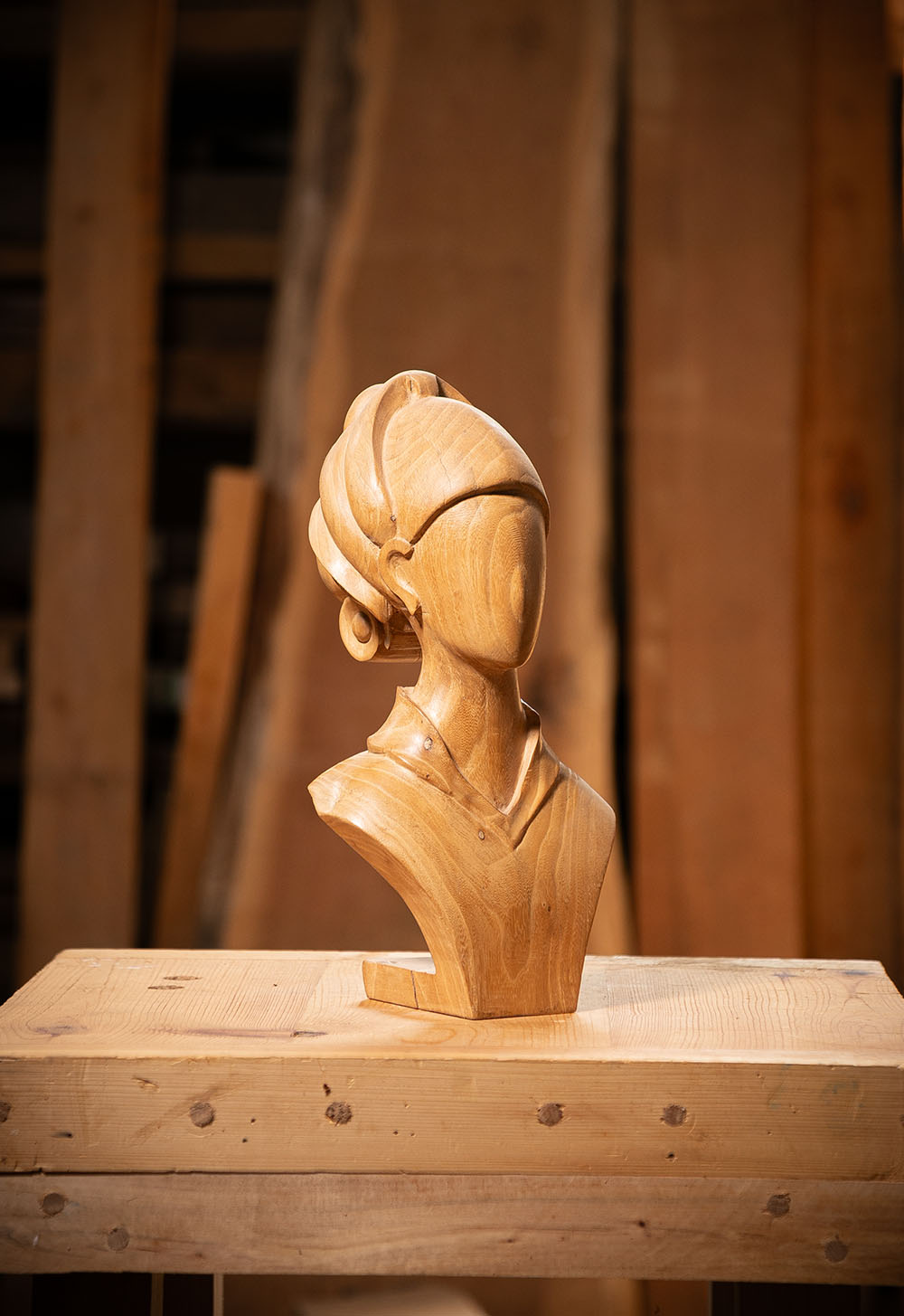 Talla en madera. Serie Imágenes del bosque. Helena. Olmo. 20.5x40.5x19cms. Gubiarte
