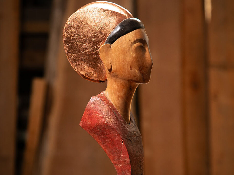 Talla en madera. Serie Imágenes del Bosque. Heget. Aliso. Dorado y policromía. 13.5x41x20.5cm. Gubiarte