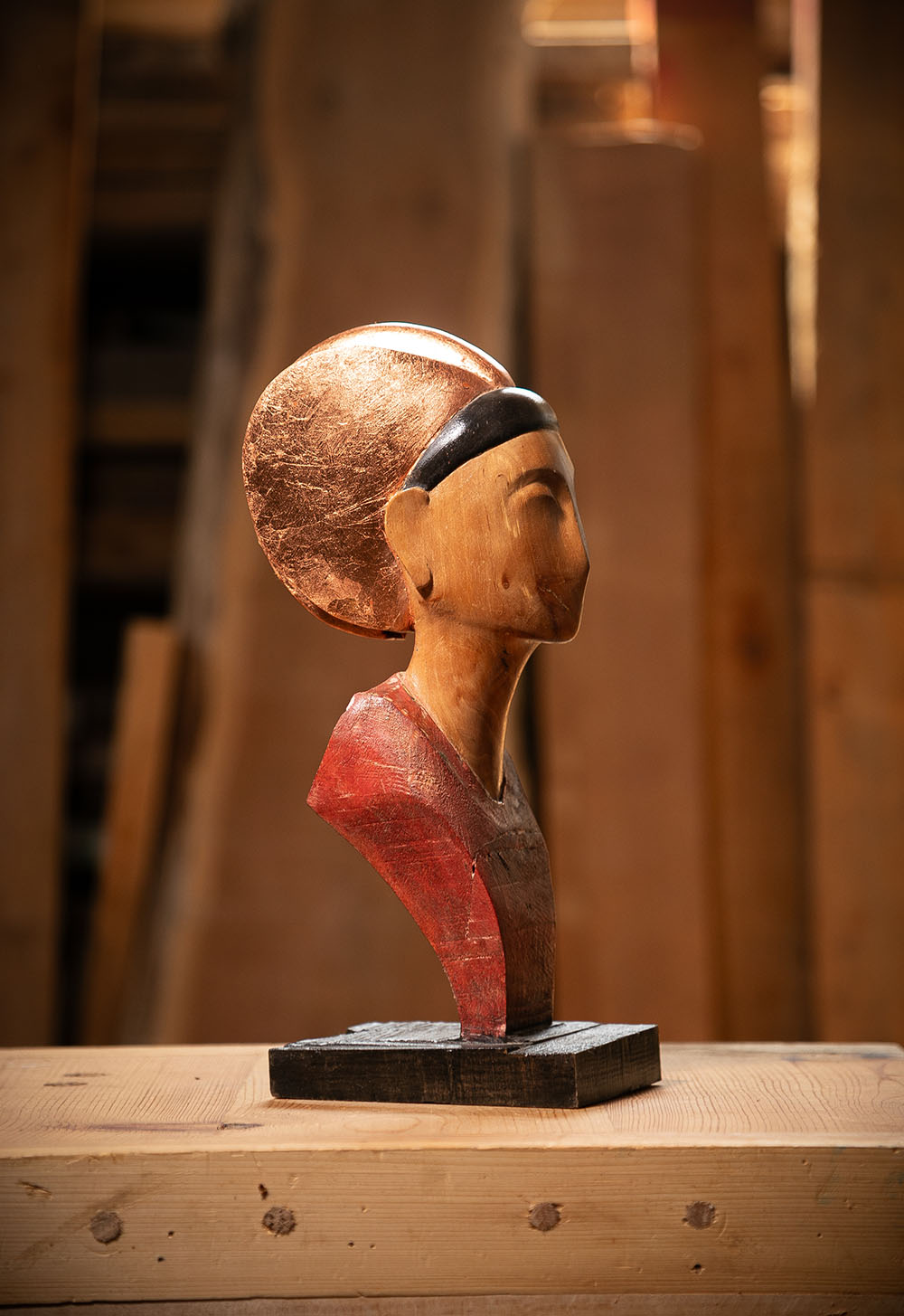 Talla en madera. Serie Imágenes del Bosque. Heget. Aliso. Dorado y policromía. 13.5x41x20.5cm. Gubiarte