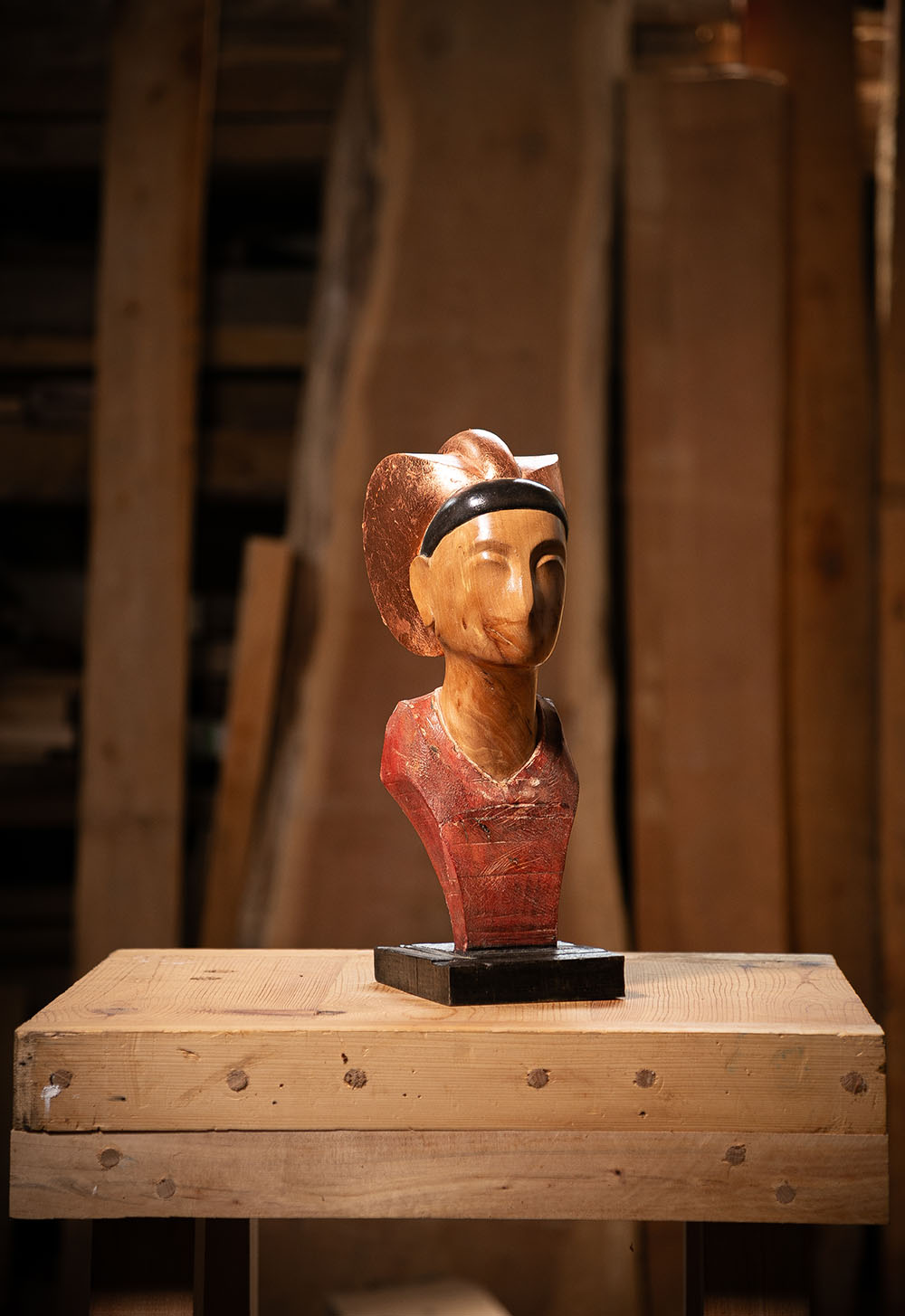 Talla en madera. Serie Imágenes del Bosque. Heget. Aliso. Dorado y policromía. 13.5x41x20.5cm. Gubiarte