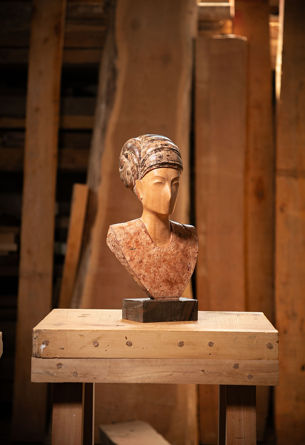 Talla en madera. Serie Imágenes del bosque. Imagen III. Aliso y estuco. 23x47x18cm. Gubiarte