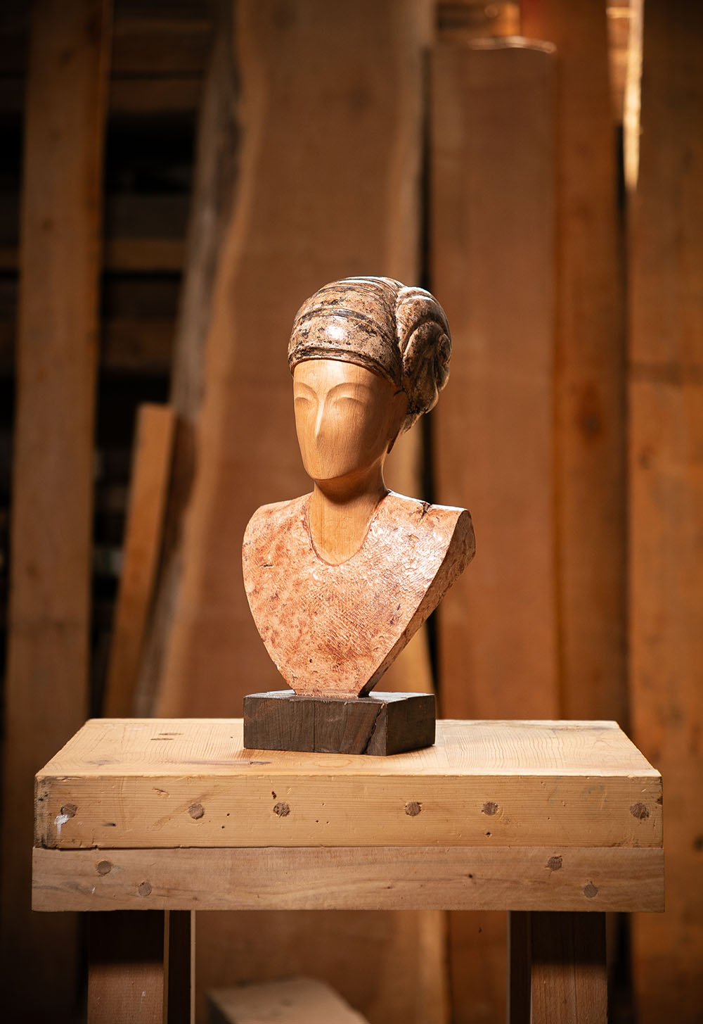 Talla en madera. Serie Imágenes del bosque. Imagen III. Aliso y estuco. 23x47x18cm. Gubiarte