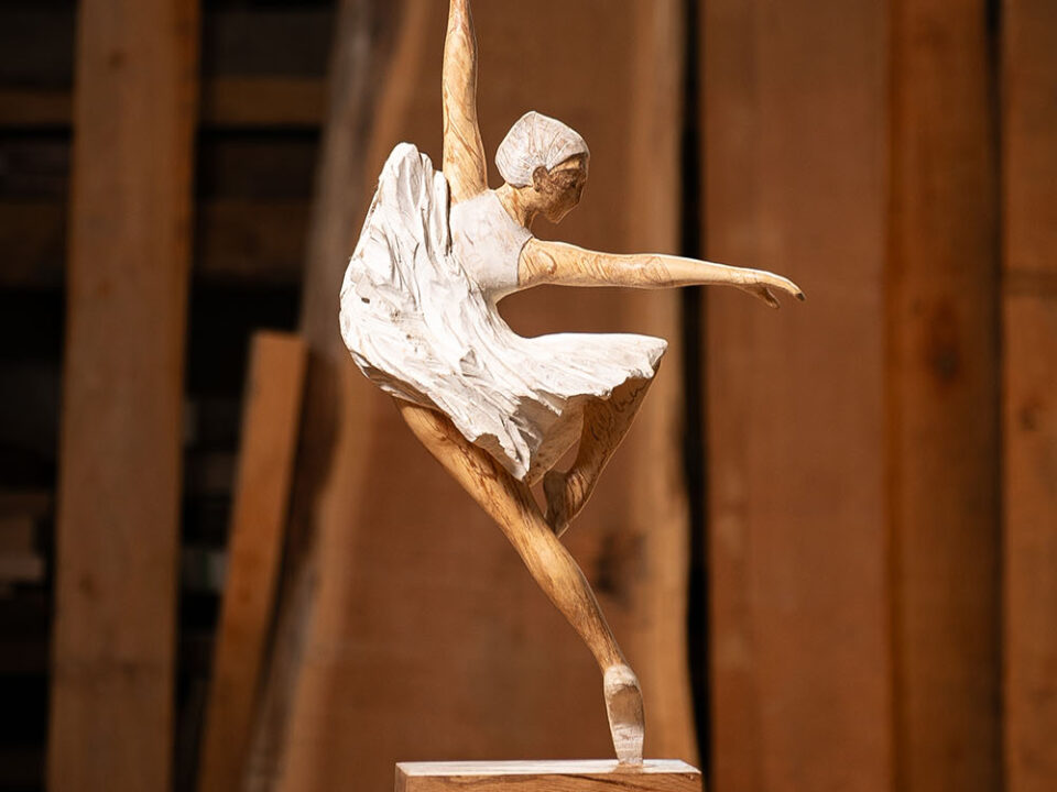 Talla en madera. Serie Movimiento. Bailarina. Aliso. 34x67x12cm. Gubiarte