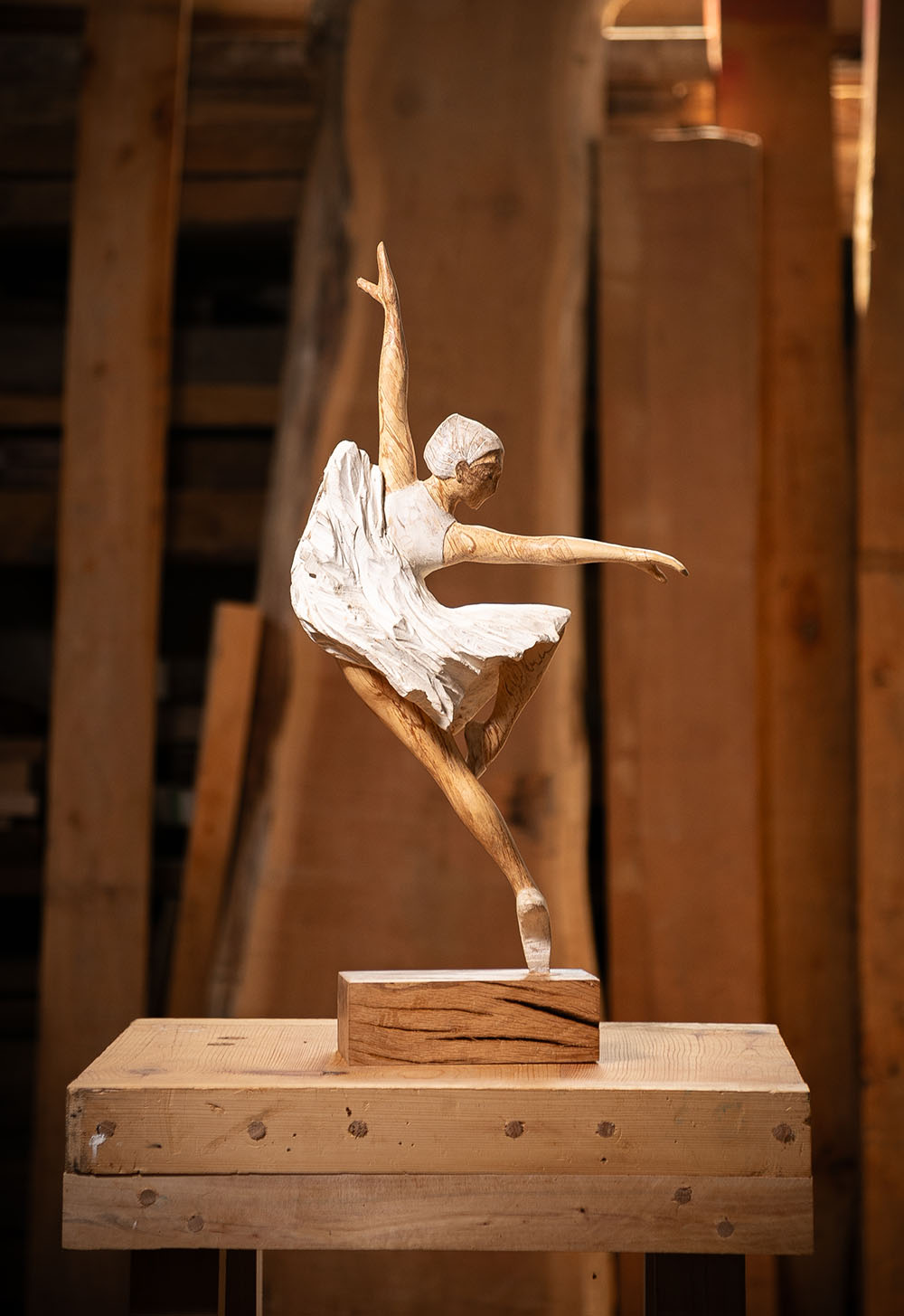 Talla en madera. Serie Movimiento. Bailarina. Aliso. 34x67x12cm. Gubiarte