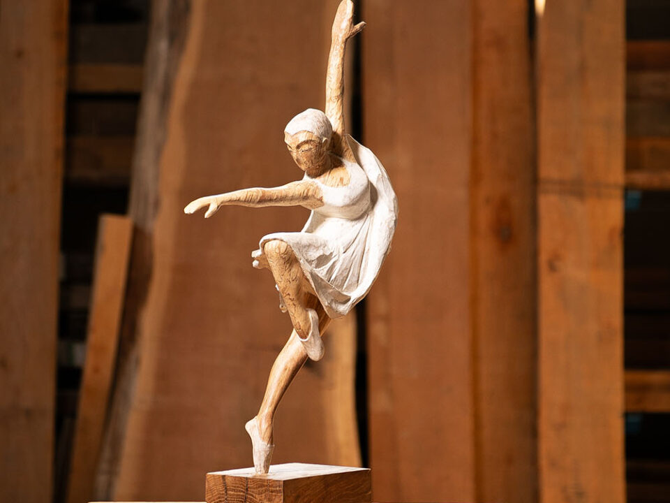 Talla en madera. Serie Movimiento. Bailarina. Aliso. 34x67x12cm. Gubiarte