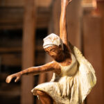 Detalle Talla en madera. Serie Movimiento. Bailarina. Aliso. 34x67x12cm. Gubiarte