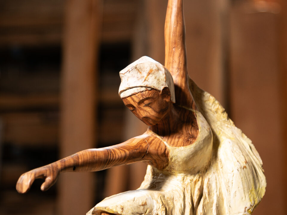 Detalle Talla en madera. Serie Movimiento. Bailarina. Aliso. 34x67x12cm. Gubiarte