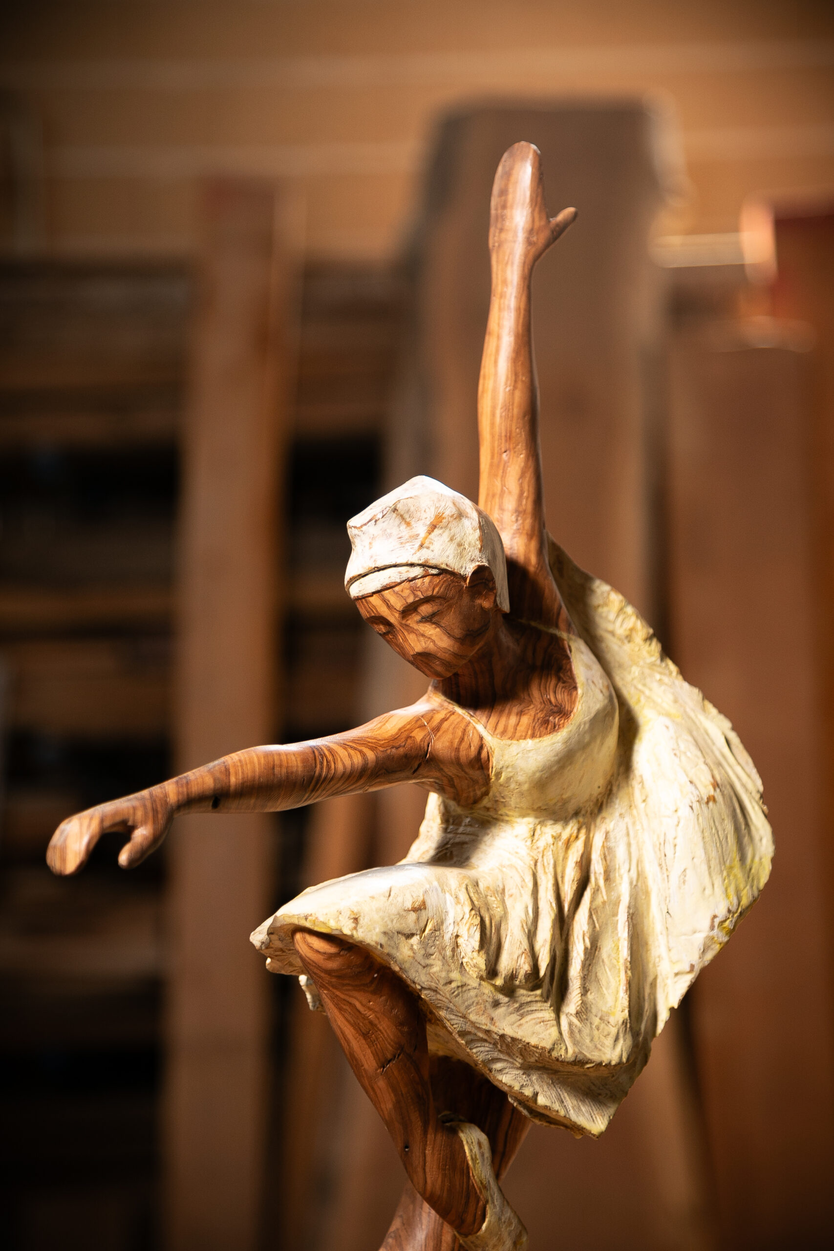 Detalle Talla en madera. Serie Movimiento. Bailarina. Aliso. 34x67x12cm. Gubiarte