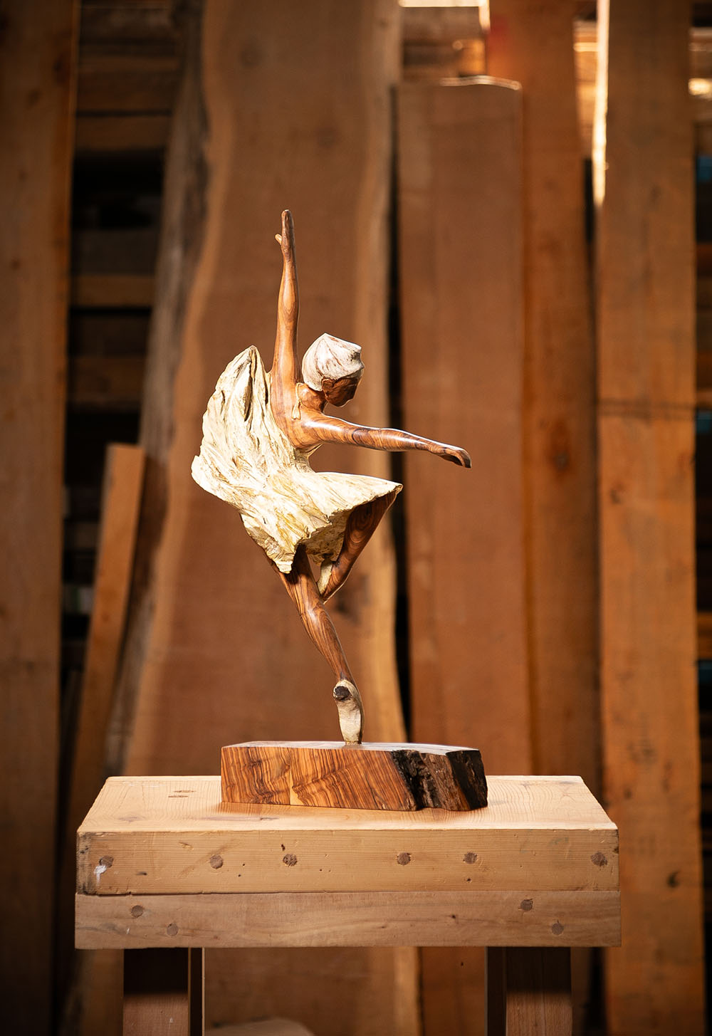 Talla en madera. Serie Movimiento. Bailarina. . Gubiarte