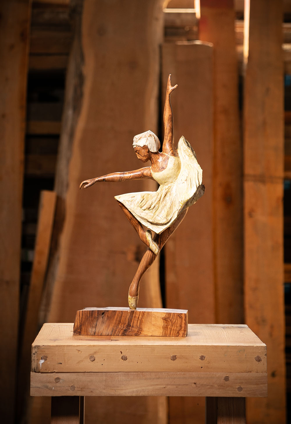 Talla en madera. Serie Movimiento. Bailarina. . Gubiarte