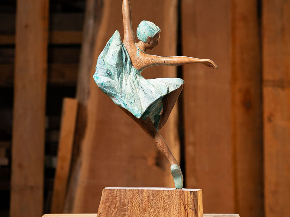 Detalle Talla en madera. Serie Movimiento. Bailarina. Gubiarte