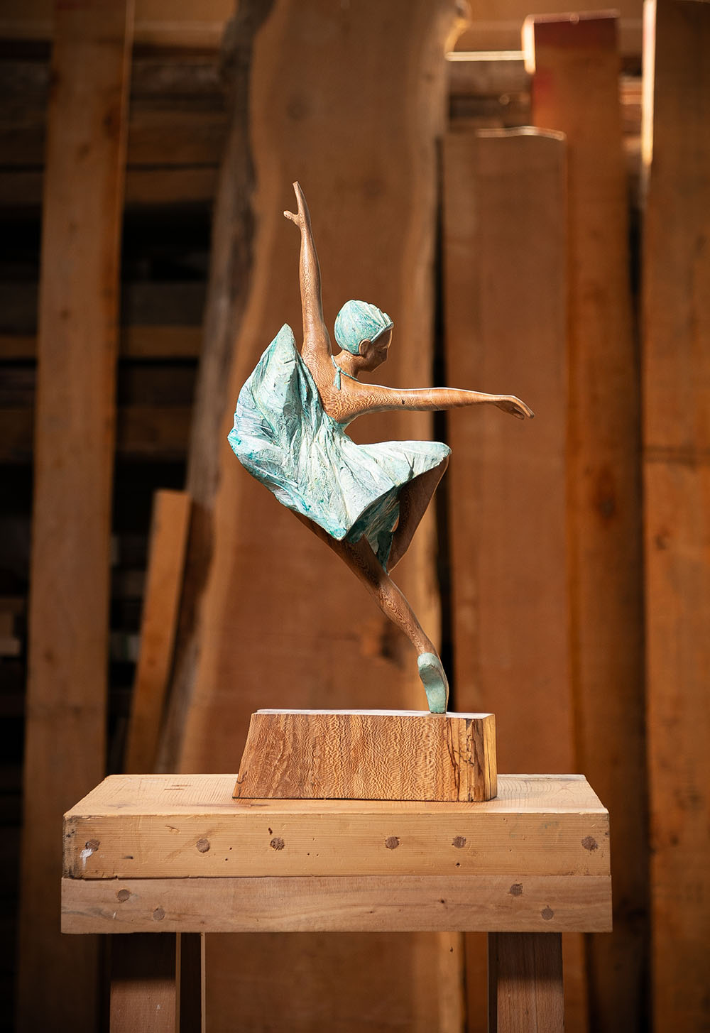 Detalle Talla en madera. Serie Movimiento. Bailarina. Gubiarte
