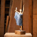 Detalle Talla en madera. Serie Movimiento. Bailarina. Gubiarte