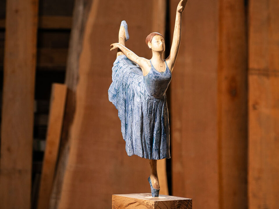 Detalle Talla en madera. Serie Movimiento. Bailarina. Gubiarte
