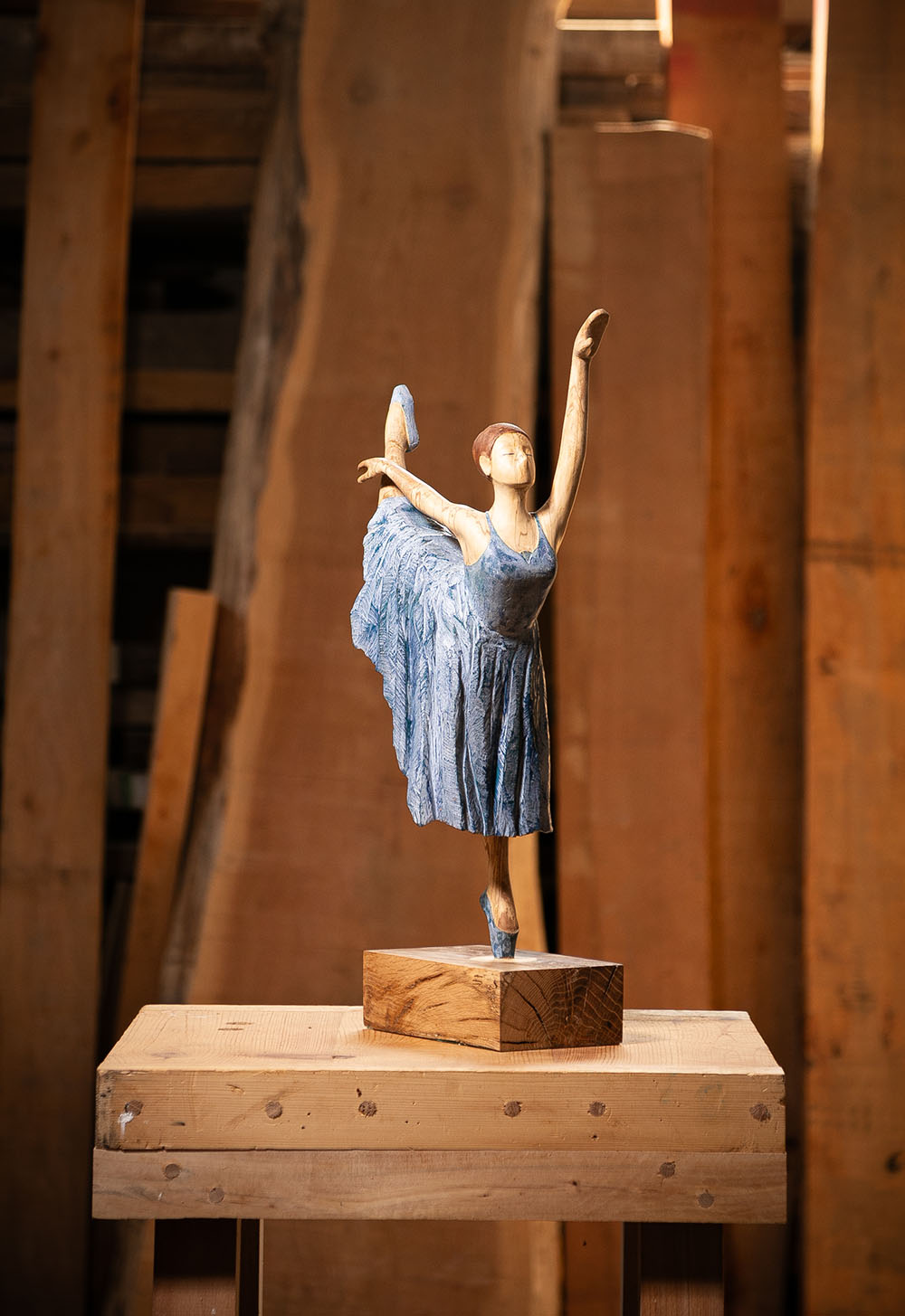 Detalle Talla en madera. Serie Movimiento. Bailarina. Gubiarte
