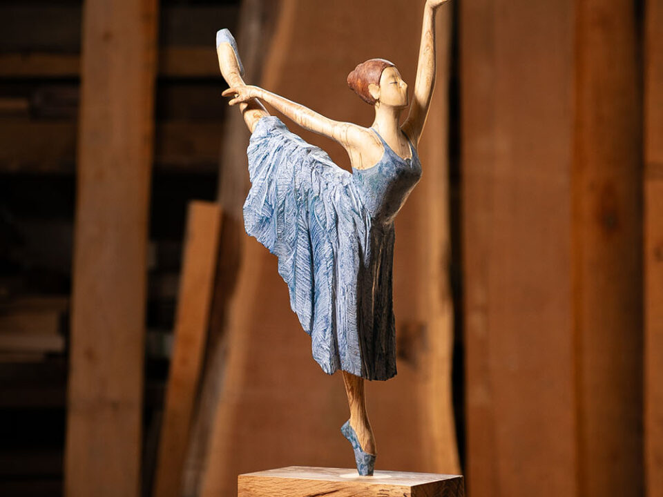 Detalle Talla en madera. Serie Movimiento. Bailarina. Gubiarte