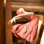 Detalle Talla en madera. Serie Movimiento. Bailarina. Gubiarte