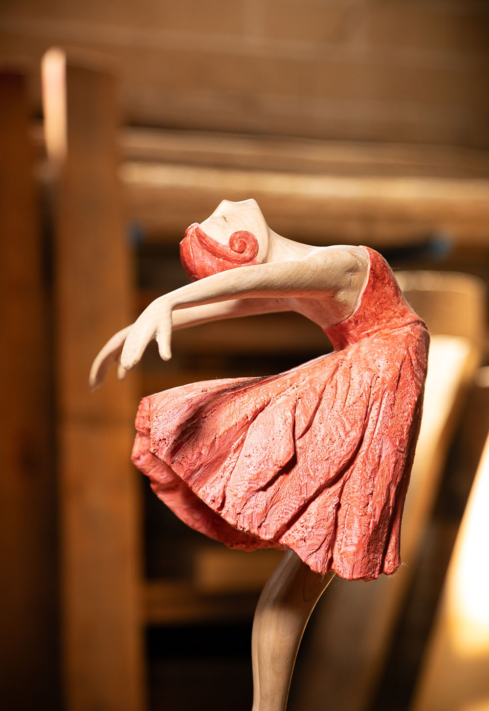 Detalle Talla en madera. Serie Movimiento. Bailarina. Gubiarte