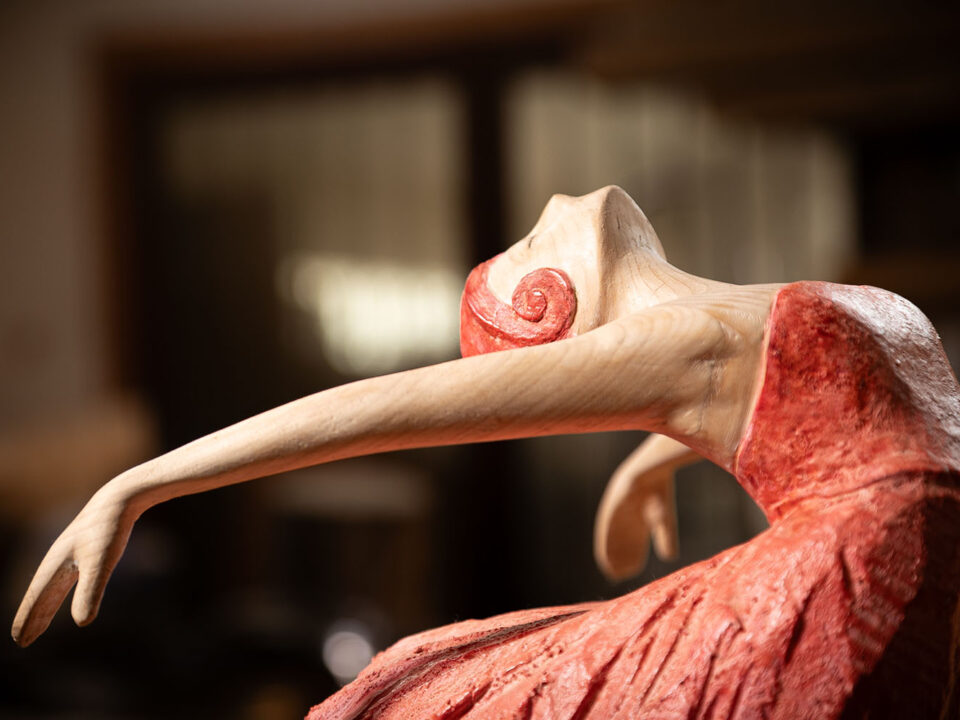 Detalle Talla en madera. Serie Movimiento. Bailarina. Gubiarte