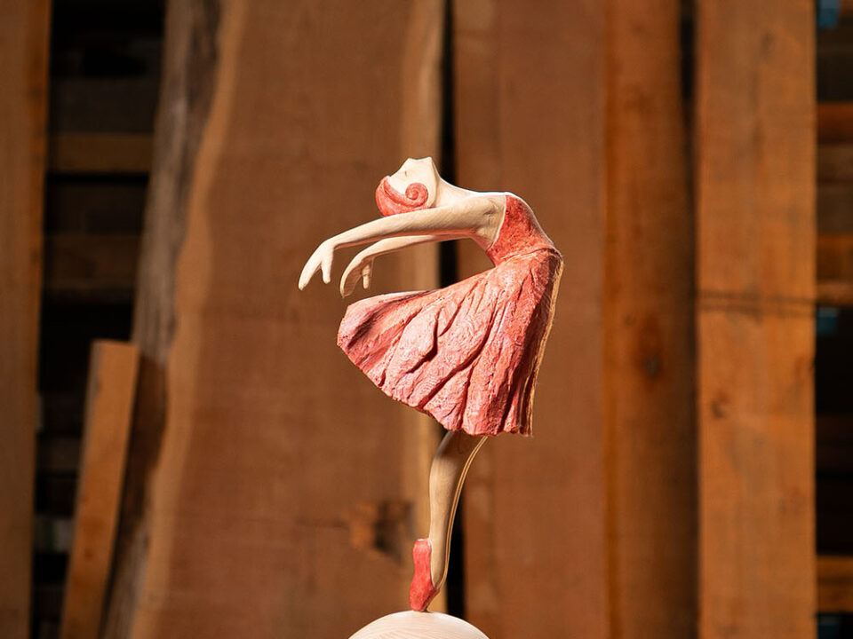 Detalle Talla en madera. Serie Movimiento. Bailarina. Gubiarte