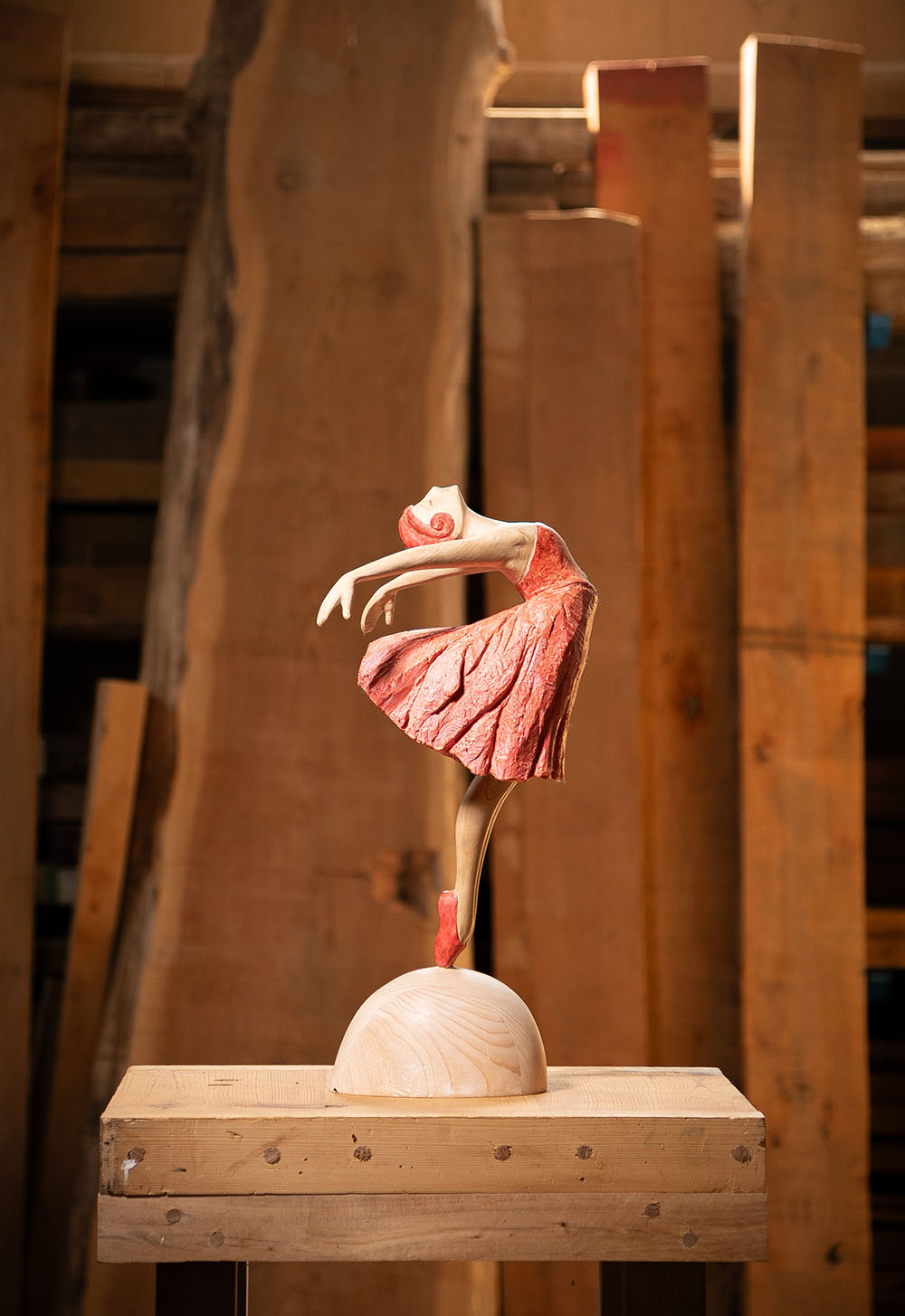 Detalle Talla en madera. Serie Movimiento. Bailarina. Gubiarte