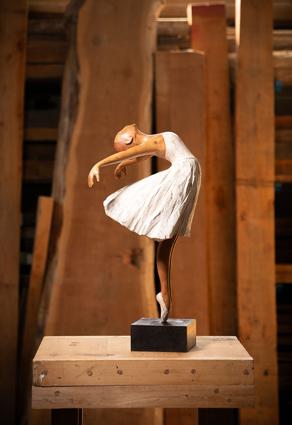 Talla en madera. Serie Movimiento. Bailarina. Aliso. 42x28x63. Gubiarte