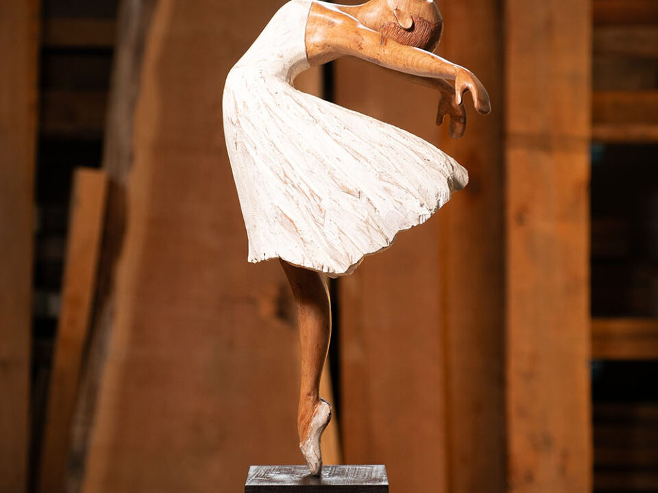 Talla en madera. Serie Movimiento. Bailarina. Aliso. 42x28x63. Gubiarte