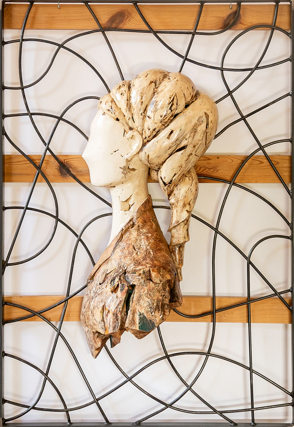 Talla en madera. Serie retratos. Brisa II. Hierro y madera policromada. 85x124x24cm. Gubiarte