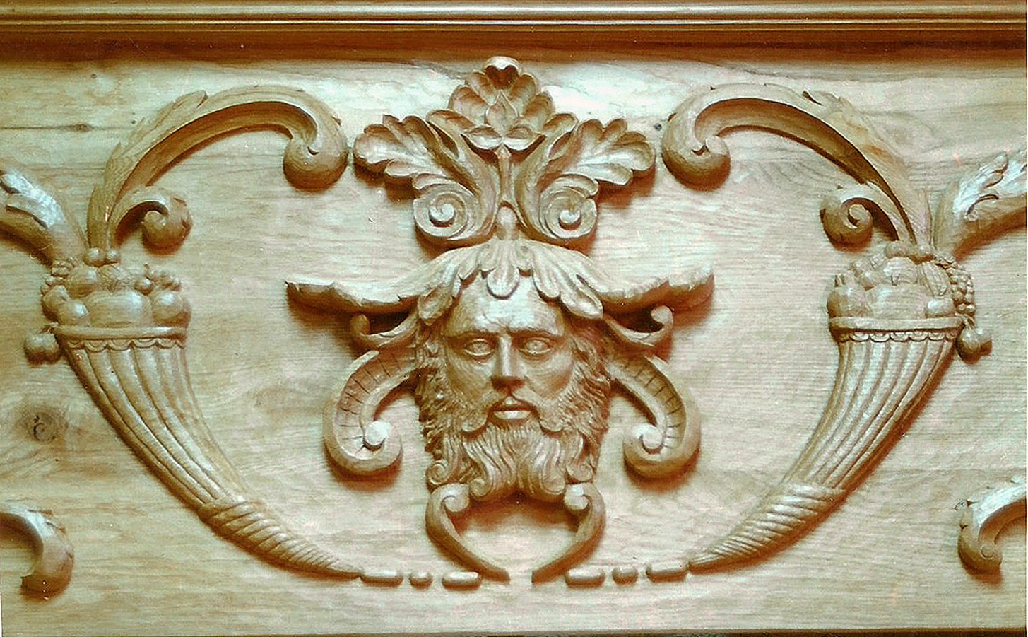 Talla en madera. Talla aplicada. Detalle friso roble. Gubiarte