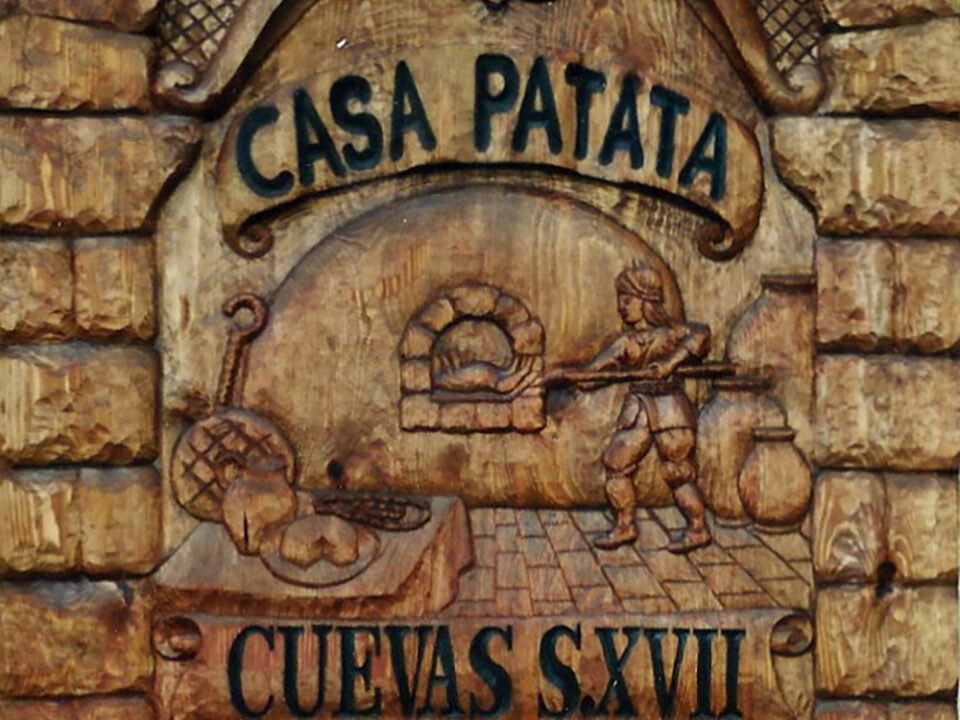 Talla en madera. Cartelería. Cartel Casa Patata. Gubiarte.