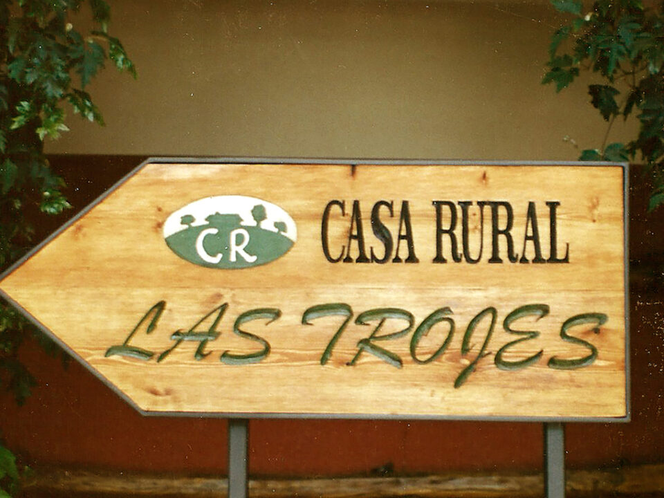 Talla en madera. Cartelería en madera. Cartel Casa Rural Los Trojes. Gubiarte