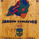 Talla en madera. Cartelería en madera. Cartel jardín temático. Gubiarte.