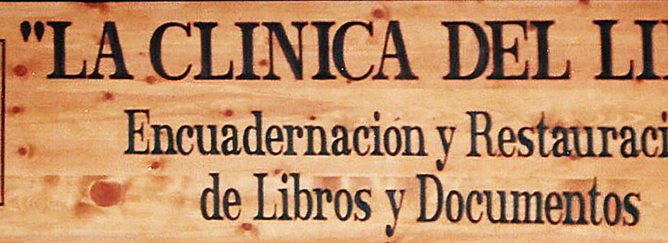 Talla en madera. Cartelería en madera. Cartel Clínica del libro. Gubiarte
