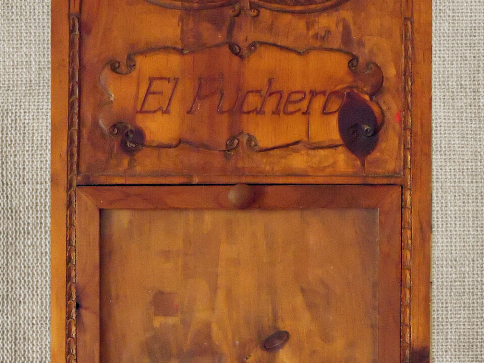 Talla en madera. Cartelería en madera. Cartel El Puchero. Gubiarte