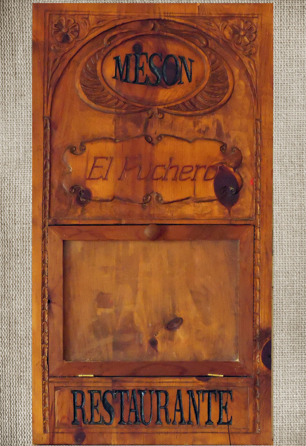 Talla en madera. Cartelería en madera. Cartel El Puchero. Gubiarte