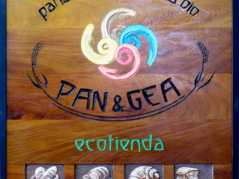 Talla en madera. Cartelería en madera. Cartel pan gea. Gubiarte