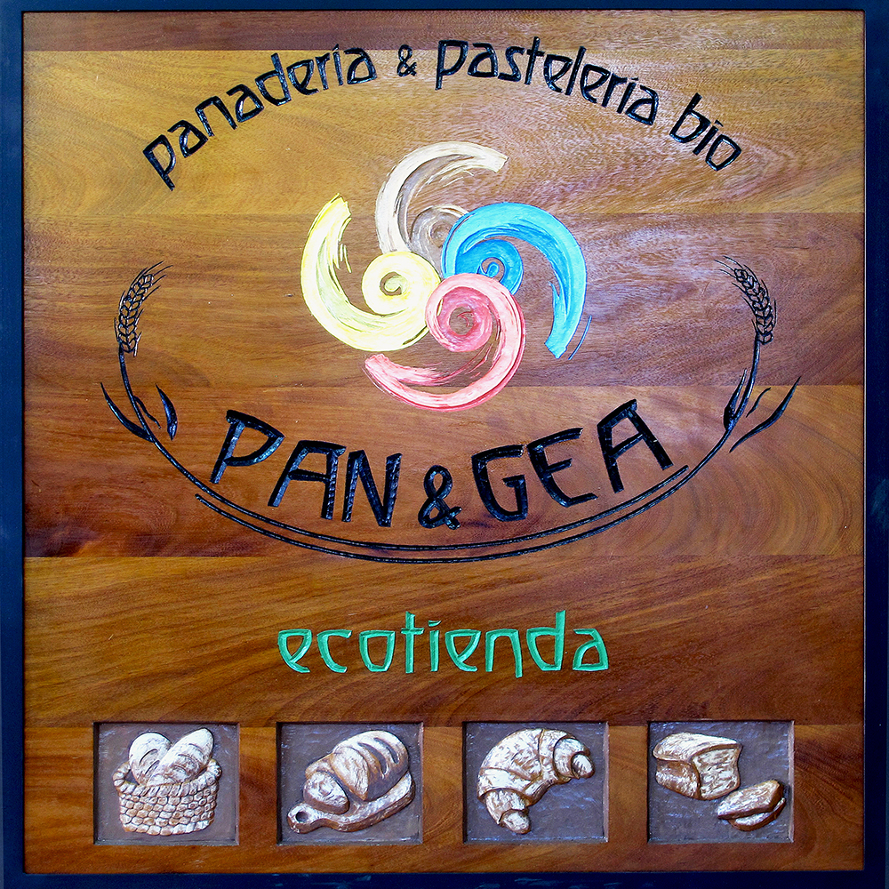 Talla en madera. Cartelería en madera. Cartel pan gea. Gubiarte