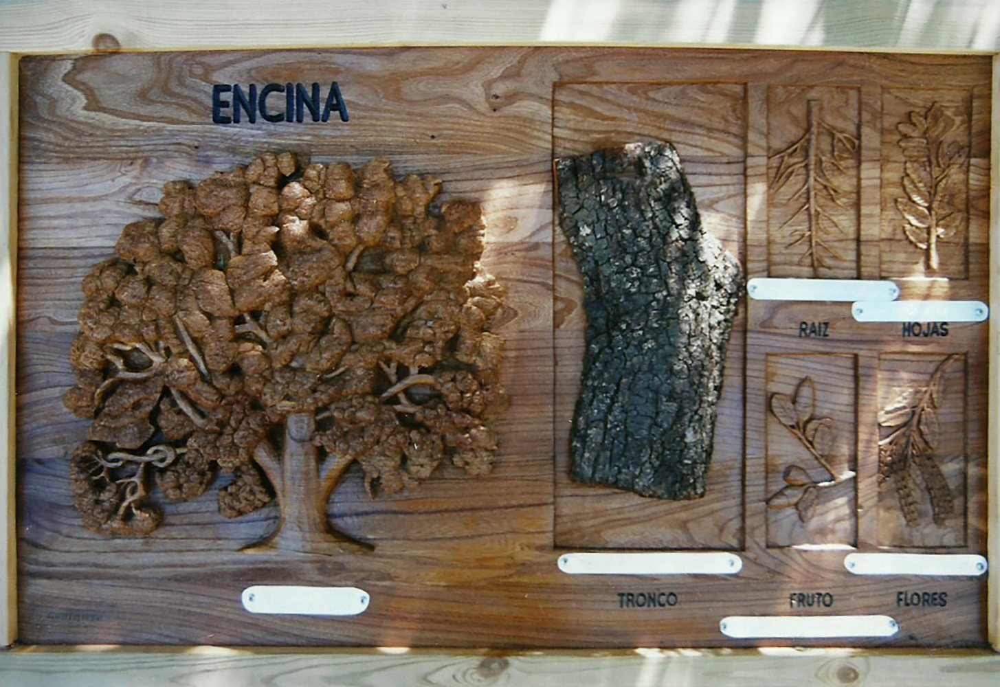 Talla en madera. Cartelería en madera. Cartel panel encina. Gubiarte