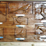 Talla en madera. Cartelería en madera. Panel pájaros. Gubiarte