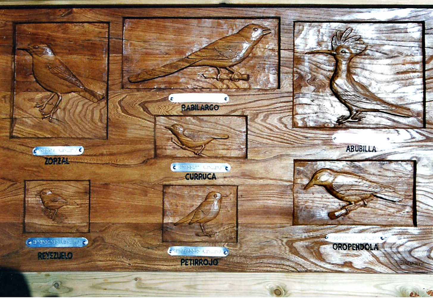 Talla en madera. Cartelería en madera. Panel pájaros. Gubiarte