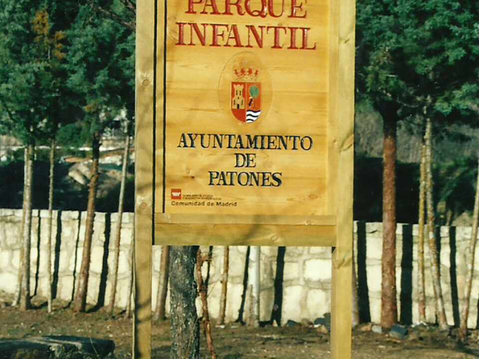 Talla en madera. Cartelería en madera. Cartel parque infantil. Gubiarte